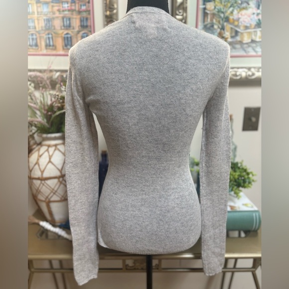 ELLEN TRACY 100% CASHMERE LIGHT GRAY CLASSIC LONG SLEEVE CREW NECK SWEATER SZ S - Picture 4 of 8